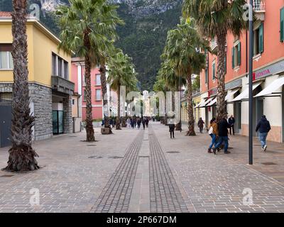 Riva del Garda, Italie - 24 avril 2022 : rue piétonne principale reliant le centre-ville au lac Banque D'Images