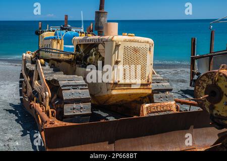 Un vieux bulldozer Caterpillar D4C rouillé sur une plage en Nouvelle-Zélande Banque D'Images