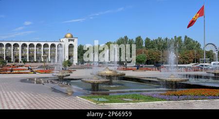 Fontaine sur la place Ala-Too, Bichkek, Kirghizistan, Asie centrale, Asie Banque D'Images