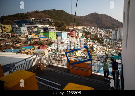 BUSAN, 7 mars 2023 (Xinhua) -- les touristes visitent le village culturel de Gamcheon à Busan, Corée du Sud, 7 mars 2023. Situé sur les contreforts d'une montagne côtière à Busan, le Gamcheon Culture Village est célèbre pour ses maisons construites à la mode escalier et ses ruelles décorées de peintures murales et de sculptures. (Xinhua/Wang Yiliang) Banque D'Images