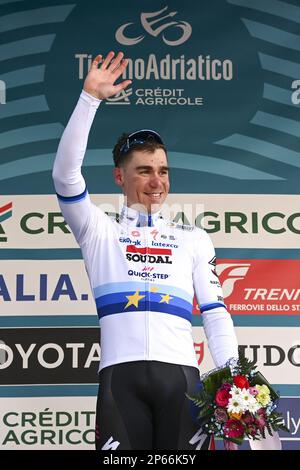 Le Dutch Fabio Jakobsen de Soudal Quick-Step célèbre sur le podium après avoir remporté la deuxième étape de la course cycliste de Tirreno-Adriatico, de Camaiore à Follonica, Italie (209 km), mardi 07 mars 2023. BELGA PHOTO DIRK WAEM Banque D'Images