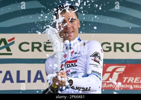 Le Dutch Fabio Jakobsen de Soudal Quick-Step célèbre sur le podium après avoir remporté la deuxième étape de la course cycliste de Tirreno-Adriatico, de Camaiore à Follonica, Italie (209 km), mardi 07 mars 2023. BELGA PHOTO DIRK WAEM Banque D'Images