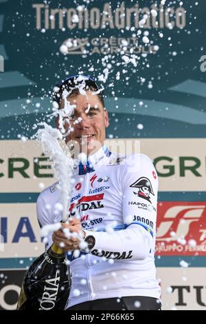 Le Dutch Fabio Jakobsen de Soudal Quick-Step célèbre sur le podium après avoir remporté la deuxième étape de la course cycliste de Tirreno-Adriatico, de Camaiore à Follonica, Italie (209 km), mardi 07 mars 2023. BELGA PHOTO DIRK WAEM Banque D'Images