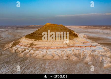 Montagne multicolore au coucher du soleil, Kyzylkup, Mangystau, Kazakhstan, Asie centrale, Asie Banque D'Images