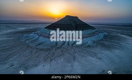 Montagne multicolore au coucher du soleil, Kyzylkup, Mangystau, Kazakhstan, Asie centrale, Asie Banque D'Images