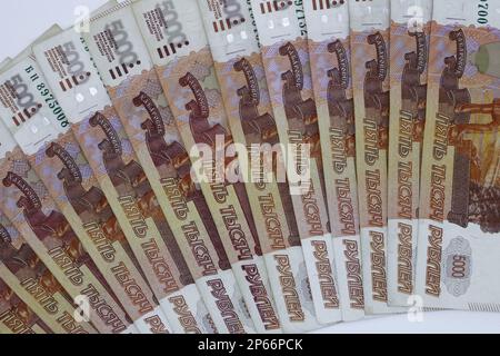 Beaucoup d'argent russe. les billets sont en coupures de cinq mille. gros plan sur les billets. Banque D'Images
