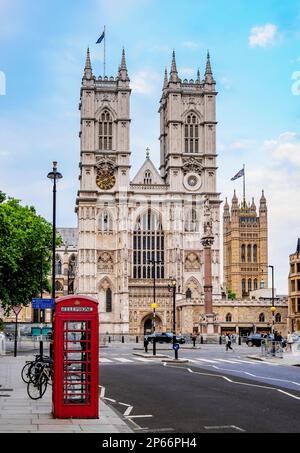 Red Telephone Box et Westminster Abbey, site classé au patrimoine mondial de l'UNESCO, Londres, Angleterre, Royaume-Uni, Europe Banque D'Images