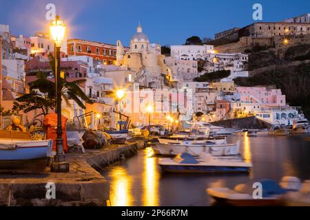 Belle île italienne de Procida, célèbre pour sa marina colorée, ses petites rues étroites et ses nombreuses plages, Procida, les îles Flegrean, Campanie, Italie Banque D'Images