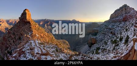 Vue sur le lever du soleil depuis Cedar Ridge le long de la South Kaibab Trail en hiver, avec O'Neill Butte, Cremation Creek et Ooh aah point, Grand Canyon Banque D'Images