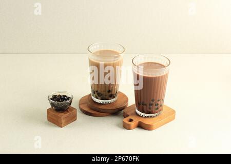 Deux verres de thé de Boba à bulles de lait de Taïwan avec saveur de chocolat et de Mocca. Copier l'espace pour le texte Banque D'Images