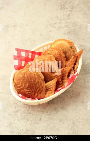 Dessert japonais, crêpes taiyaki en forme de poisson avec garniture de haricots rouges Banque D'Images