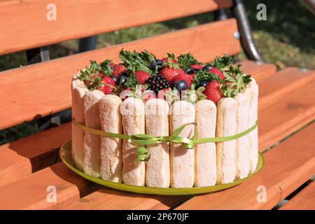 magnifique gâteau de vacances avec baies d'été sur une surface en bois sur le prieuré Banque D'Images