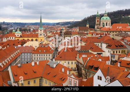 Toits rouges du petit quartier dominé par l'église Saint-Nicolas et l'église Saint-Thomas, UNESCO, Prague, République tchèque (Tchéquie), Europe Banque D'Images