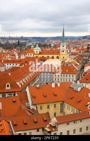 Toits rouges du petit quartier dominé par St. Eglise Thomas, site du patrimoine mondial de l'UNESCO, Prague, République Tchèque (Tchéquie), Europe Banque D'Images