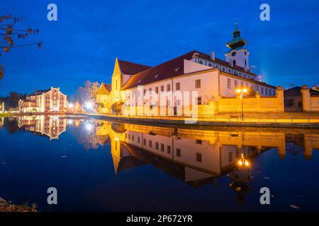 Monastère dominicain se reflétant au crépuscule sur le fleuve Malse, Ceske Budejovice, région de Bohème du Sud, République tchèque (Tchéquie), Europe Banque D'Images