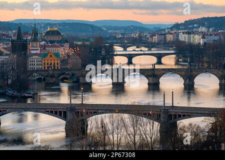 Ponts au-dessus de la Vltava contre le ciel vu depuis le parc de Letna au crépuscule, Prague, Bohême, République Tchèque (Tchéquie), Europe Banque D'Images