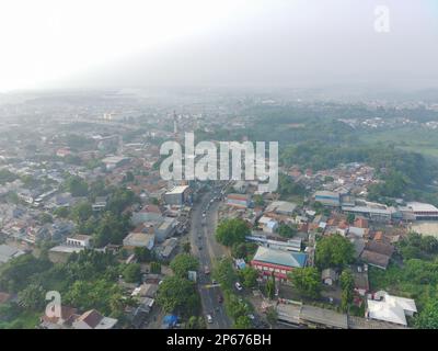 Bogor, Indonésie - novembre 14 2022. Vue aérienne de l'autoroute cileungsi, Bogor-Indonésie le matin avec peu de pollution. concept de photo avec vue sur la route. Banque D'Images