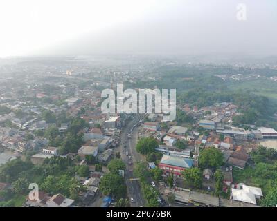 Bogor, Indonésie - novembre 14 2022. Vue aérienne de l'autoroute cileungsi, Bogor-Indonésie le matin avec peu de pollution. concept de photo avec vue sur la route. Banque D'Images
