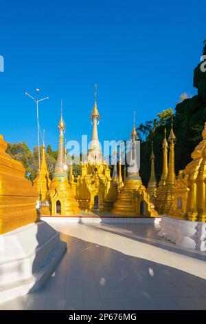 Sanctuaires d'or à la Pagode Shwe Oo min, Kalaw, État Shan, Myanmar (Birmanie), Asie Banque D'Images