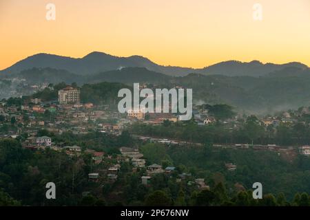 Ville de Kalaw au coucher du soleil, Kalaw, État Shan, Myanmar (Birmanie), Asie Banque D'Images