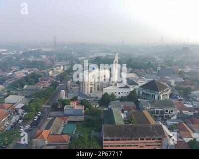 Bogor, Indonésie - novembre 14 2022. Vue aérienne de la mosquée Al-Barkah en construction. Concept de photo de bâtiment religieux islamique. Banque D'Images