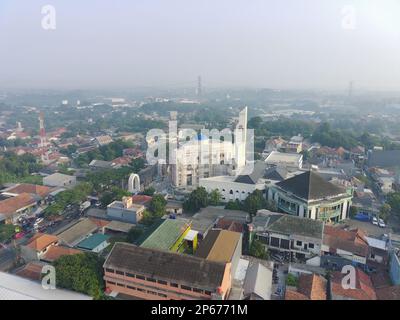 Bogor, Indonésie - novembre 14 2022. Vue aérienne de la mosquée Al-Barkah en construction. Concept de photo de bâtiment religieux islamique. Banque D'Images