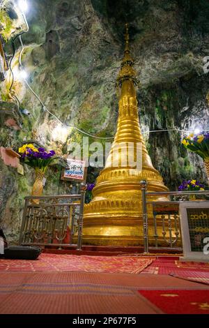 Stupa d'or à l'intérieur des grottes de Myin Ma HTI, près de Kalaw et d'Aungpan, État Shan, Myanmar (Birmanie), Asie Banque D'Images