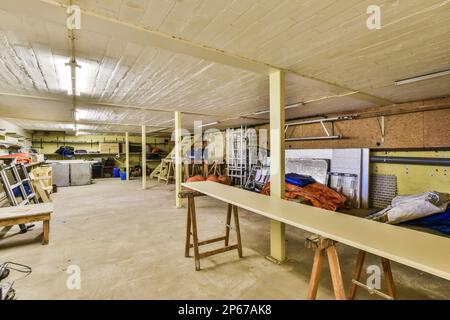 l'intérieur d'un bâtiment qui est utilisé comme un atelier pour le travail du bois et d'autres choses à travailler Banque D'Images