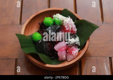 Un gros plan d'une cuisine indonésienne traditionnelle appelée Cenil. a une couleur vive et une texture écailleuse avec l'ajout de noix de coco râpée et de sucre. Banque D'Images
