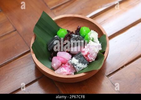 Un gros plan d'une cuisine indonésienne traditionnelle appelée Cenil. a une couleur vive et une texture écailleuse avec l'ajout de noix de coco râpée et de sucre. Banque D'Images