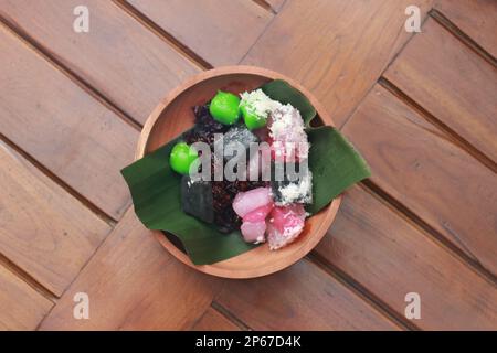 Un gros plan d'une cuisine indonésienne traditionnelle appelée Cenil. a une couleur vive et une texture écailleuse avec l'ajout de noix de coco râpée et de sucre. Banque D'Images