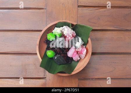 Un gros plan d'une cuisine indonésienne traditionnelle appelée Cenil. a une couleur vive et une texture écailleuse avec l'ajout de noix de coco râpée et de sucre. Banque D'Images
