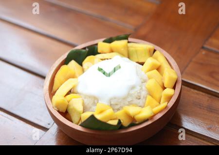 un gros plan de riz à la mangue collant avec de la sauce au lait de coco. Photo du concept de la cuisine thaïlandaise. Banque D'Images