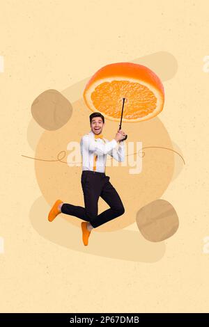 Montage vertical modèle d'image esquisse poster bannière de fou joyeux gars tenir savoureux fruit isolé sur fond peint Banque D'Images