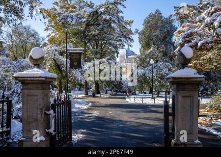 Entrée, Boston's public Garden in Early Autumn Snow, Boston, Massachusetts, Nouvelle-Angleterre, États-Unis d'Amérique, Amérique du Nord Banque D'Images