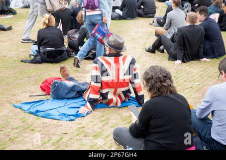 Les gens se rassemblent à Hyde Park, à Londres, où la couverture télévisée du jour funéraire de la reine Elizabeth II est affichée sur de grands écrans. Banque D'Images