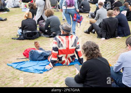 Les gens se rassemblent à Hyde Park, à Londres, où la couverture télévisée du jour funéraire de la reine Elizabeth II est affichée sur de grands écrans. Banque D'Images