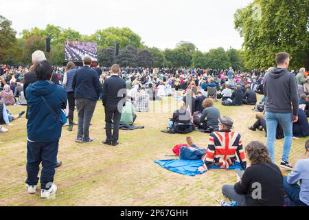 Les gens se rassemblent à Hyde Park, à Londres, où la couverture télévisée du jour funéraire de la reine Elizabeth II est affichée sur de grands écrans. Banque D'Images