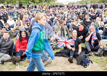 Les gens se rassemblent à Hyde Park, à Londres, où la couverture télévisée du jour funéraire de la reine Elizabeth II est affichée sur de grands écrans. Banque D'Images