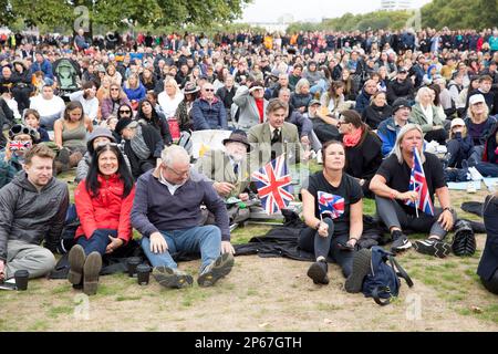 Les gens se rassemblent à Hyde Park, à Londres, où la couverture télévisée du jour funéraire de la reine Elizabeth II est affichée sur de grands écrans. Banque D'Images