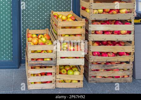 Pommes biologiques en piles de cats en bois au marché des agriculteurs Banque D'Images