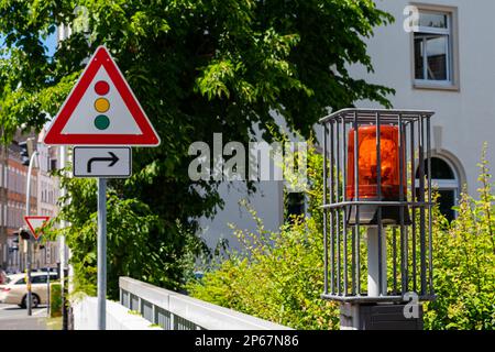 Signal orange clignotant à la porte. Panneau indiquant l'approche d'un feu de circulation. Banque D'Images