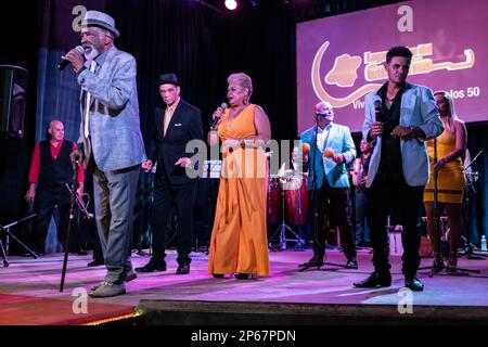 Chanteurs et danseurs à la dernière incarnation de Buena Vista social Club, la Havane, Cuba, Antilles, Caraïbes, Amérique centrale Banque D'Images