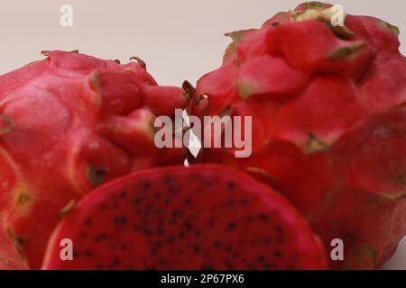 gros plan de fruit dragon rouge isolé sur fond blanc. photo de concept d'alimentation saine. fruits frais et doux. Banque D'Images