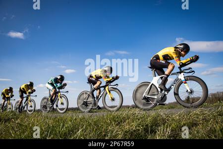 Jumbo-Visma pilotes photographiés en action lors de la troisième étape de l'édition 81st de la course Paris-Nice de huit jours, un essai de 32,2 km en équipe avec début et fin à Dampierre-en-Burly, France, le mardi 07 mars 2023. BELGA PHOTO DAVID PINTENS Banque D'Images