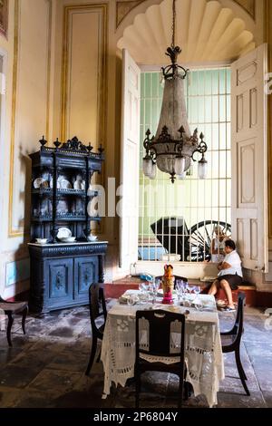 Partager des potins dans la salle à manger du manoir du baron du sucre et du chemin de fer du 19th siècle, Palacio Cantero, Trinidad, Cuba, Antilles, Caraïbes Banque D'Images