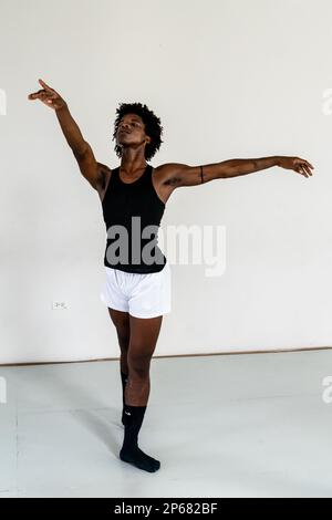 Danseur en classe de répétition de la compagnie mi Compania Ballet Company, la Havane, Cuba, Antilles, Amérique centrale Banque D'Images