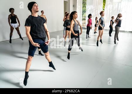 Danseurs en classe de répétition de la compagnie mi Compania Ballet Company, la Havane, Cuba, Antilles, Amérique centrale Banque D'Images