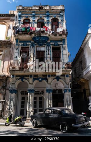 Ancien manoir typique en ruines, voiture classique garée à l'extérieur, dans le centre de la Havane, Cuba, Antilles, Caraïbes, Amérique centrale Banque D'Images