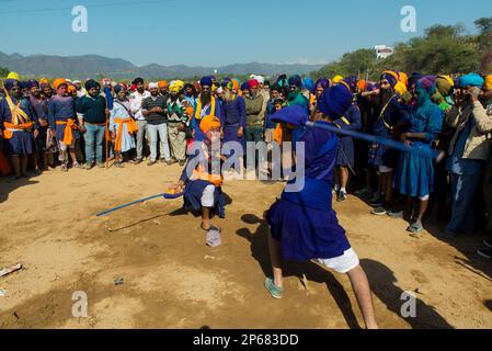 Les Sikhs affichent leurs compétences en arts martiaux pendant Hola Moholla à Anandpur Sahib Banque D'Images